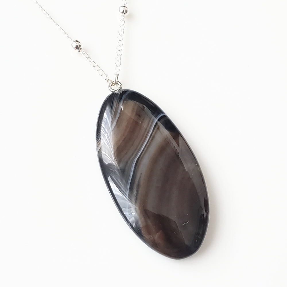 Polished natural agate oval pendant necklace